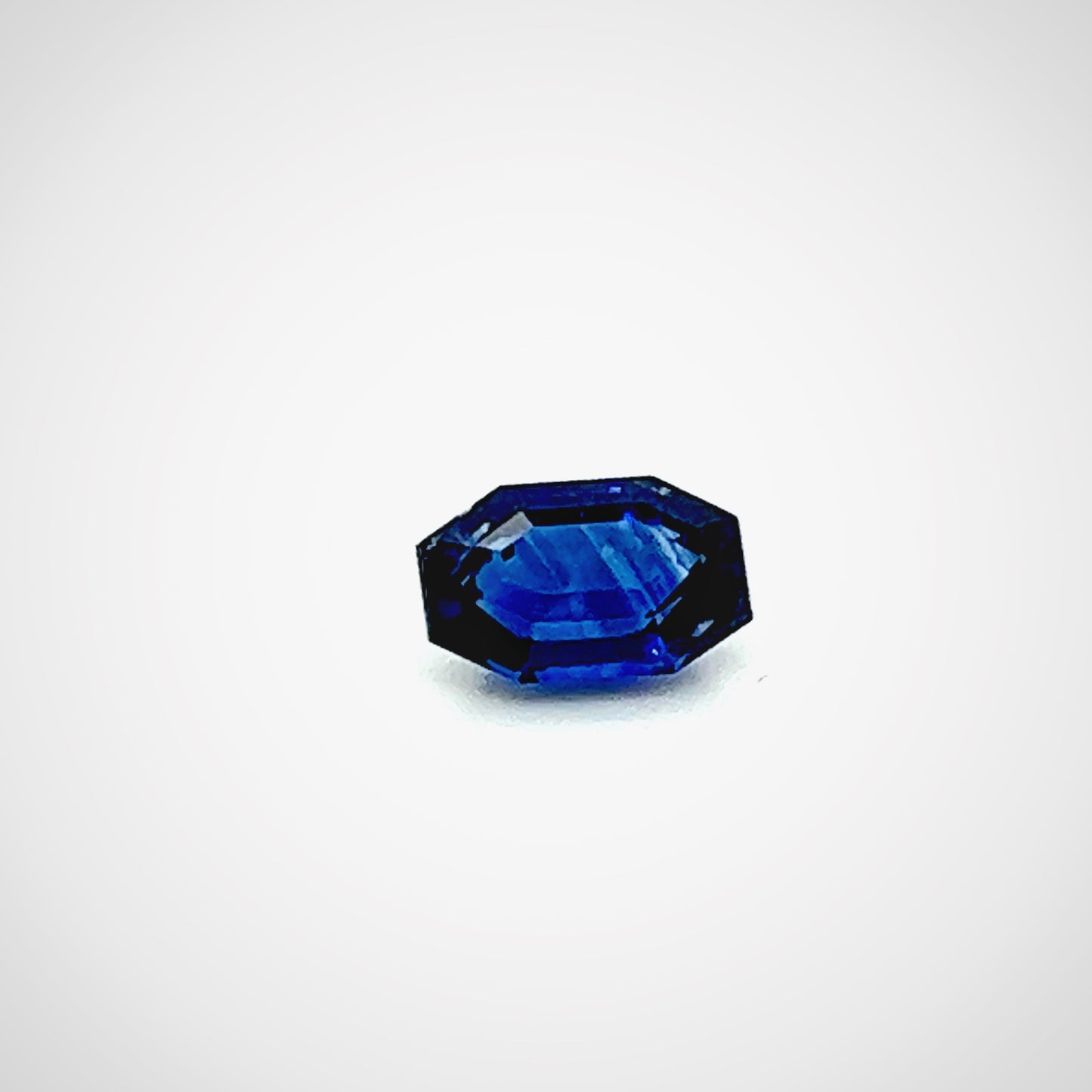Saphir - achteckig facettierter blauer Edelstein