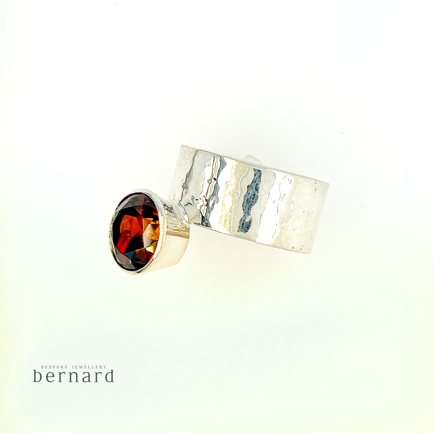 Silberring mit bernsteinfarbigem Granat