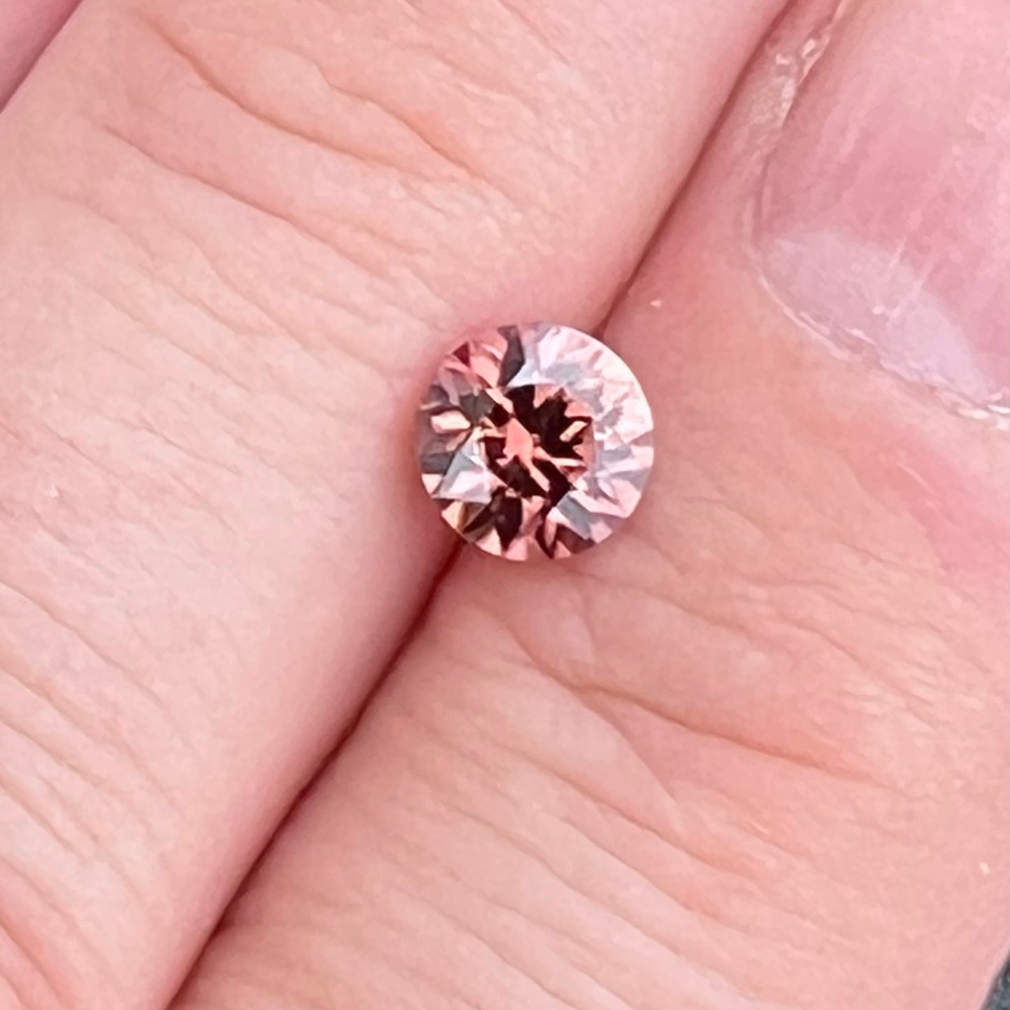 Zirkon in lachs/rose Farbe, rund facettiert