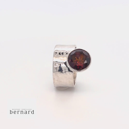 Silberring mit bernsteinfarbigem Granat